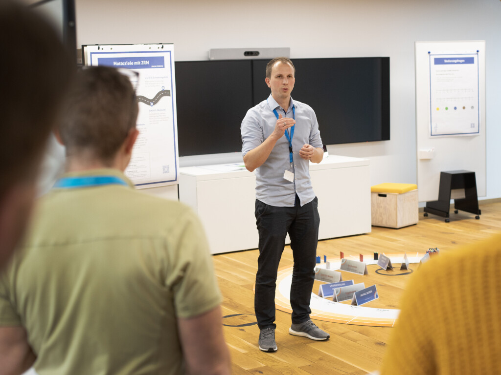 Trainer präsentiert vor Flipchart und Moderationsmaterialien in einem Führungstraining.