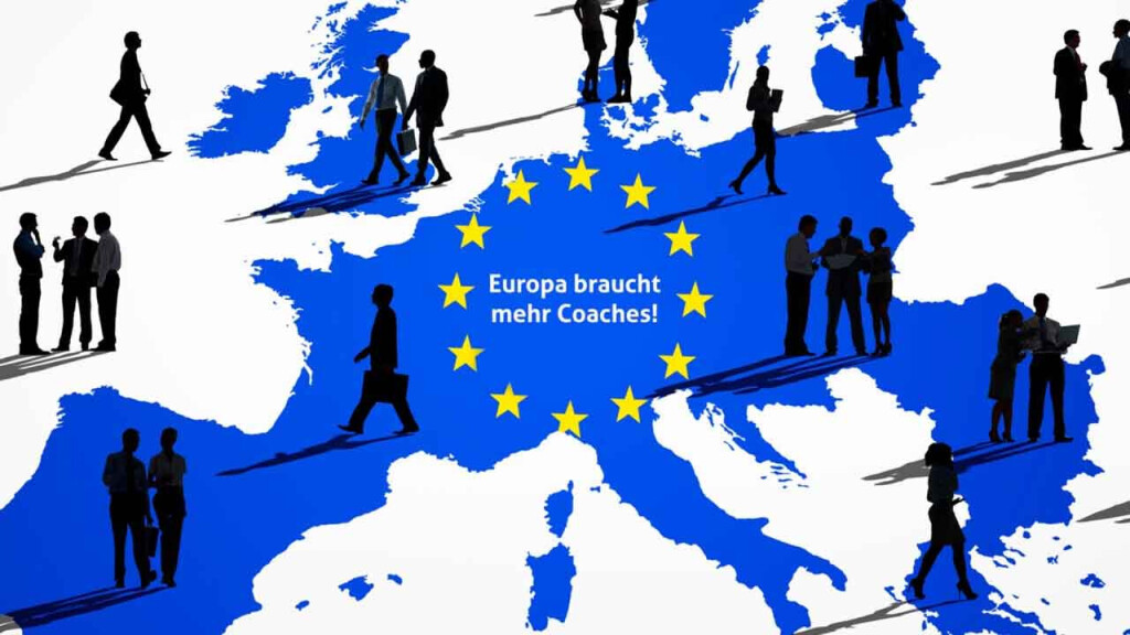Karte von Europa in Blau mit gelben Sternen der EU-Flagge, darauf der Schriftzug „Europa braucht mehr Coaches!“ und Silhouetten von Menschen in geschäftlicher Kleidung im Austausch.