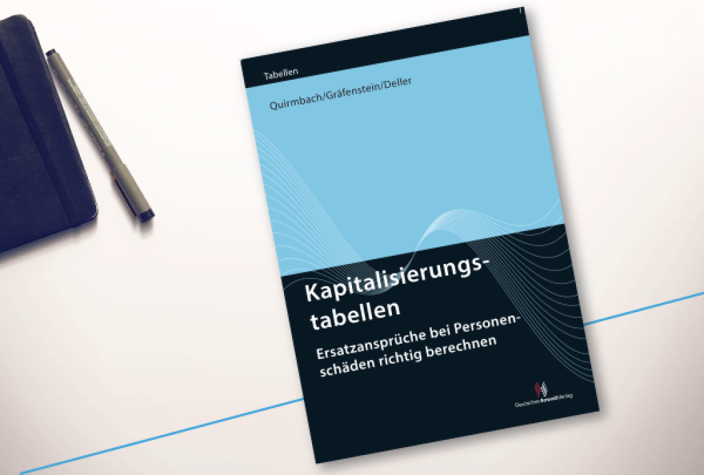 Titelbild des Fachbuchs „Kapitalisierungstabellen – Ersatzansprüche bei Personenschäden richtig berechnen“. Das Buch liegt auf einem Schreibtisch neben einem Stift.