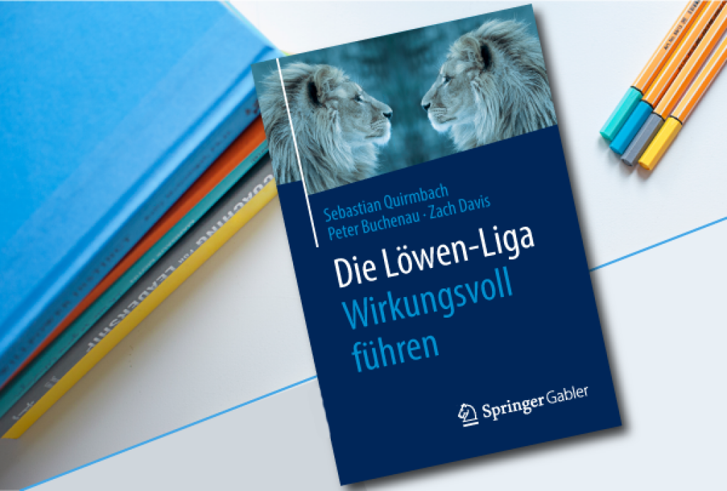 Titelbild des Buchs „Die Löwen-Liga – Wirkungsvoll führen“ von Sebastian Quirmbach, Peter Buchenau und Zach Davis, erschienen im Springer-Gabler-Verlag. Das Cover zeigt zwei sich gegenüberblickende Löwen und liegt auf einem Tisch neben bunten Stiften und einem blauen Buch.